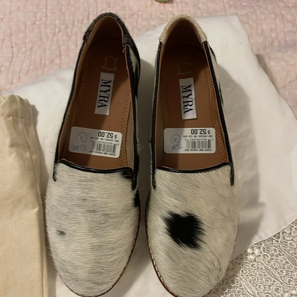 MYRA LEATHER slip-on shoes - unique cow pattern, white SZ 7 -NEW - with bag - Picture 3 of 12
